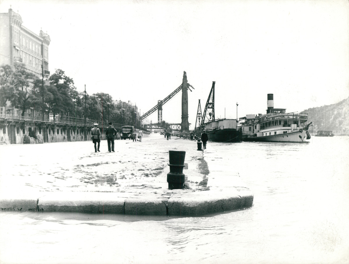 A felrobbantott Erzsébet híd pesti hídfőjének maradványa 1954-ben (LTK/FTV/180/229) – Lechner Tudásközpont, Dokumentációs Központ / Fotótár, FTV