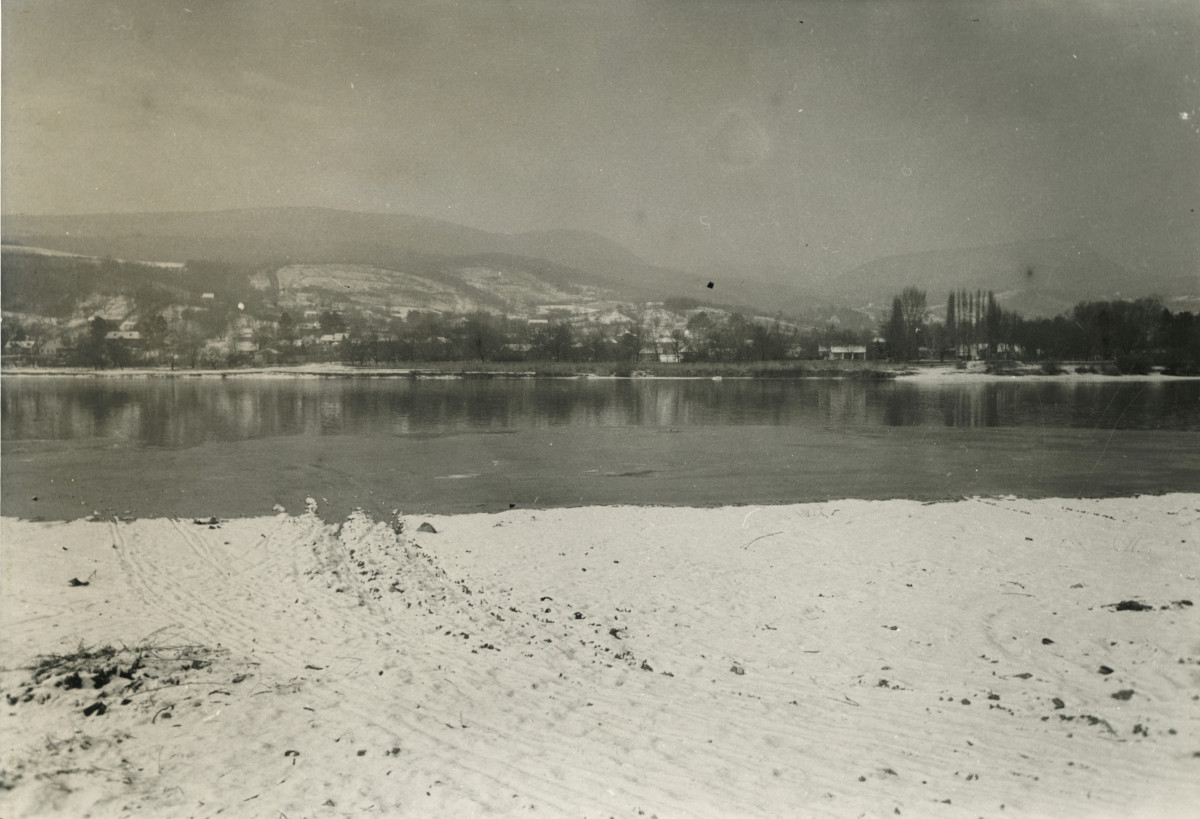 A téli Duna-part látképe Leányfalunál 1962-ben (LTK/BTI/73/3587/13) – Lechner Tudásközpont, Dokumentációs Központ / Fotótár