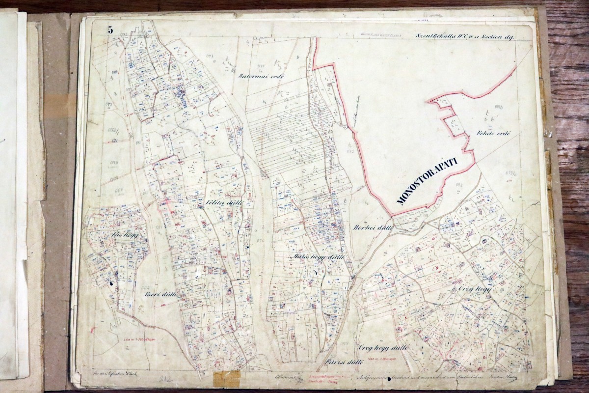Szentbékkálla térképe a Királyi kataszteri térképen, a későbbi – piros és kék tollakkal berajzolt – változásokkal