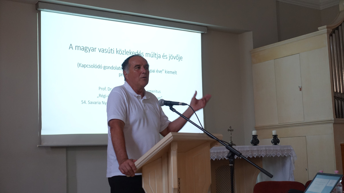 Dr. Majdán János a magyar vasút múltját és jelenét bemutató prezentációja