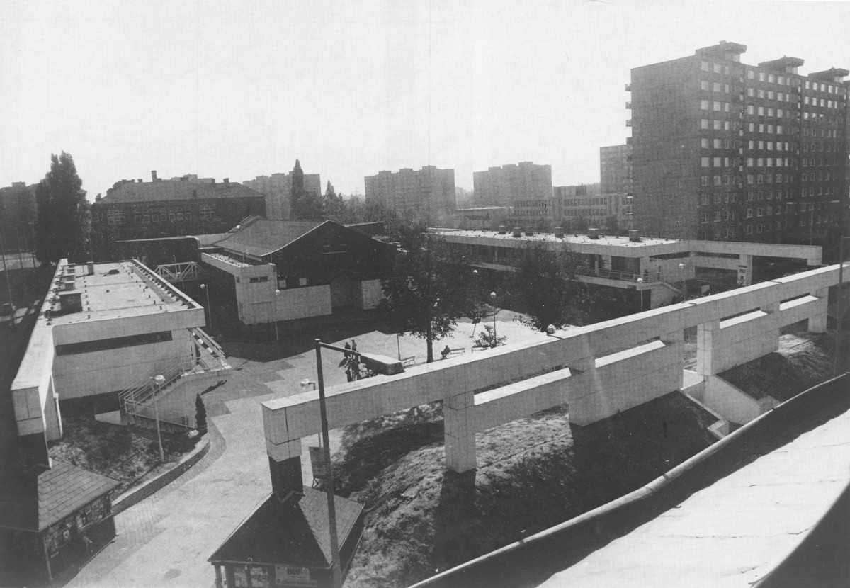 Az épületegyüttes képe az északkeleti sarok felől nézve (Fotó: Béres János, kép forrása: Magyar Építőművészet, 1986/6.)