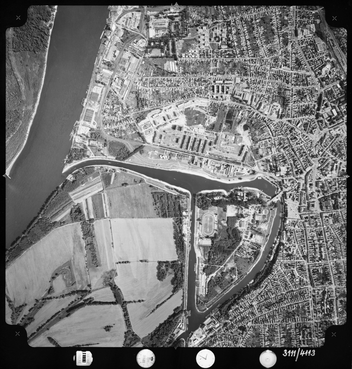 A bajai Petőfi-sziget 1983-ban, RC-8 kamera, 1950 méteres magasságból (Fotó: https://www.fentrol.hu/hu/legifoto/223545)
