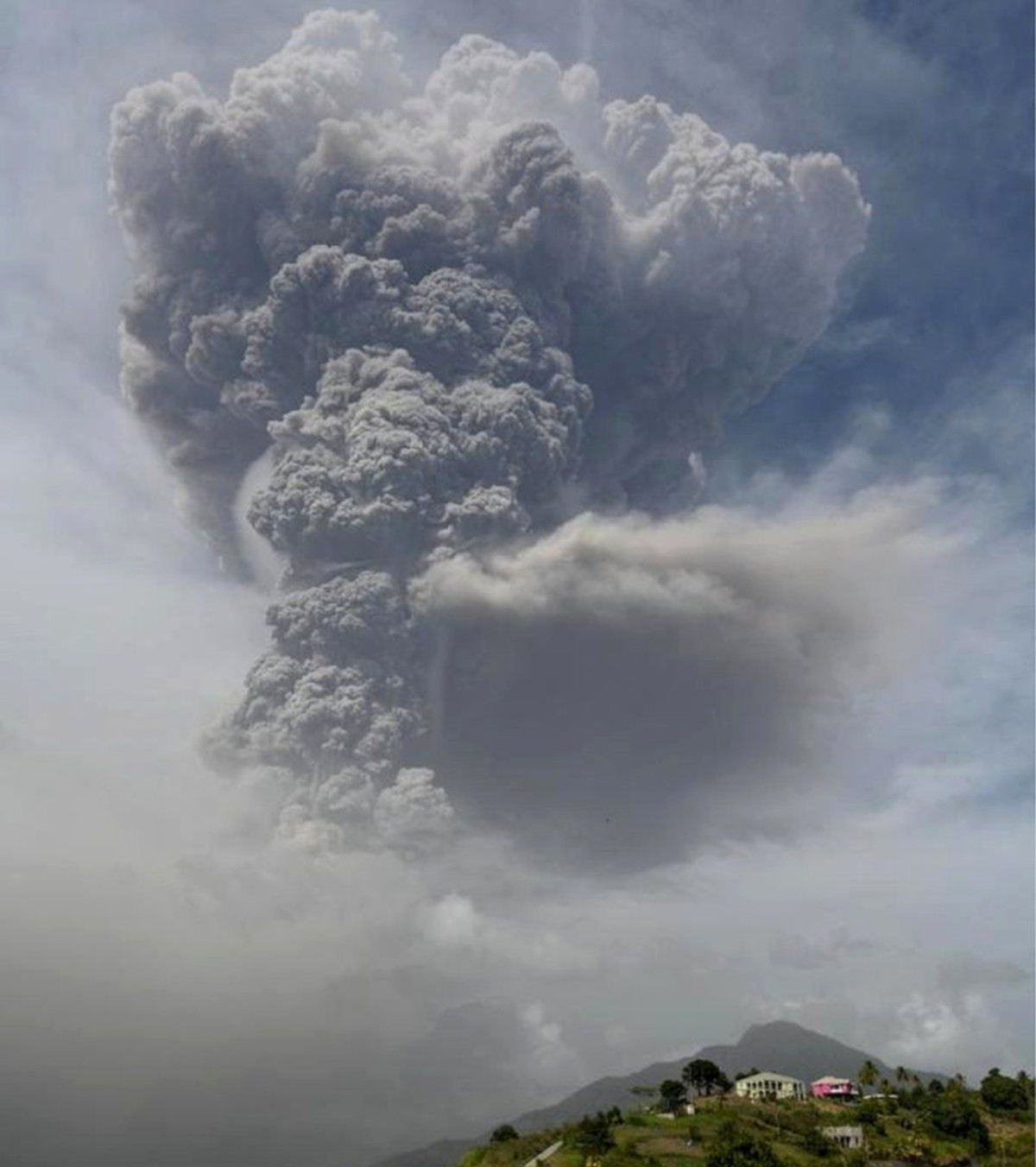 10 kilométer magas hamufelhő a La Soufrière vulkán fölött (Forrás: BBC News)
