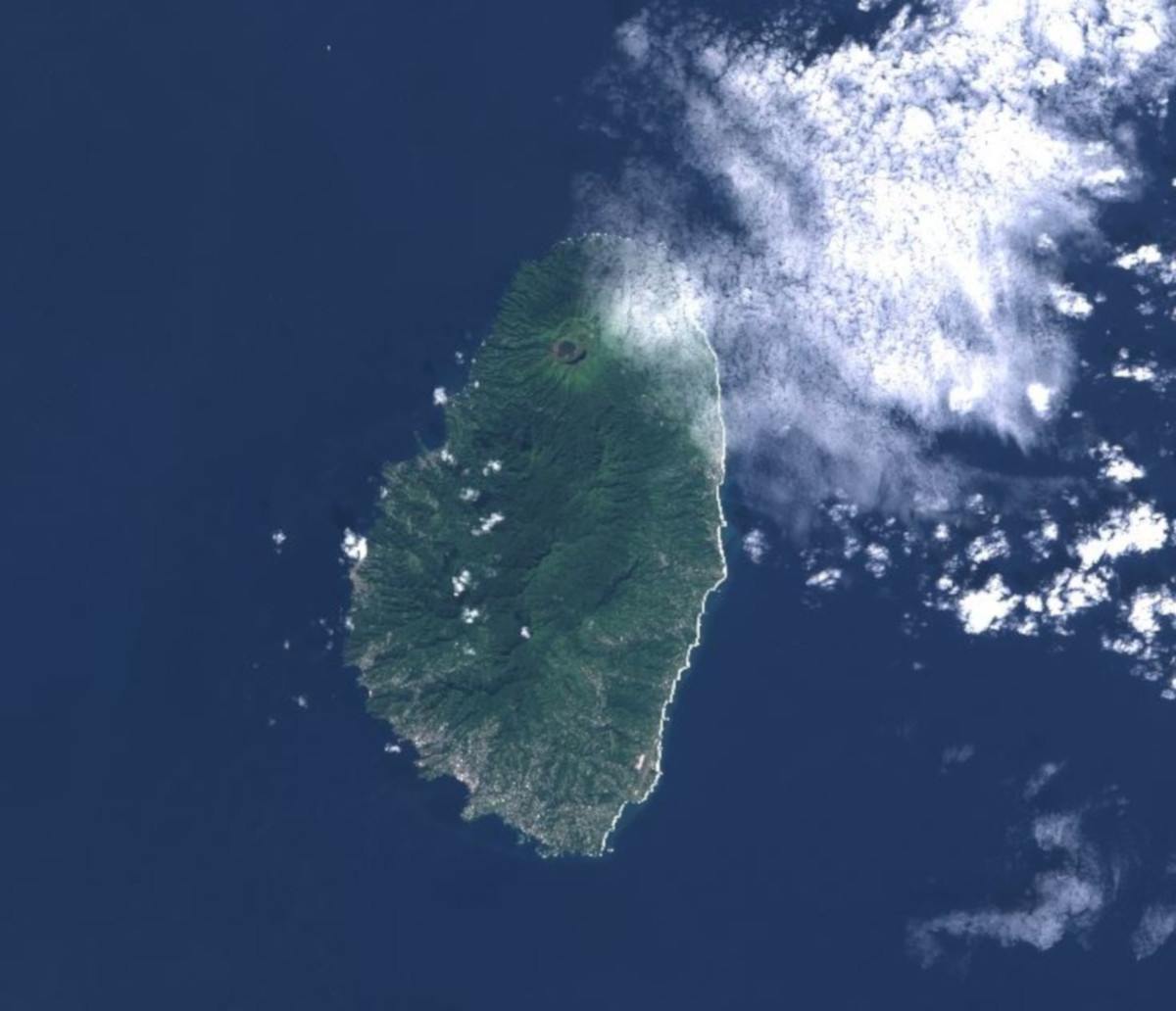 Saint Vincent szigete és a La Soufrière vulkán 2021. január 3-án, a kitörést megelőző időszakban a Sentinel–2 műhold felvételén